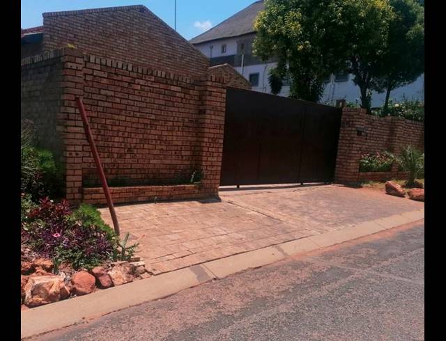 4 BEDROOM HOUSE FOR SALE IN SPRUIT VIEW